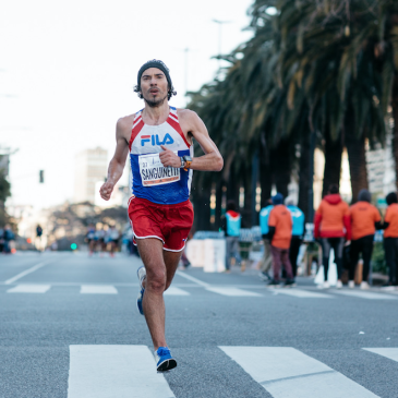 ¿Qué ejercicio es más efectivo para bajar la panza: correr o hacer abdominales?